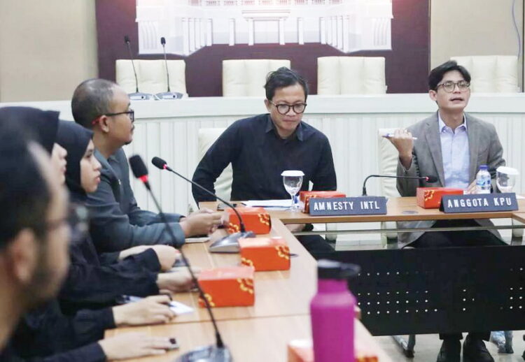 KPU Tetapkan Ganjar Pranowo yang Pertama Paparkan Visi-Misi pada Debat Pilpres Ketiga 1 PERTEMUAN— Anggota KPU August Mellaz bersama Direktur Eksekutif Amnesty International Indonesia Usman Hamid dan aktivis Amnesty International Indonesia melakukan pertemuan di Gedung KPU, Jakarta, Rabu (6/12).