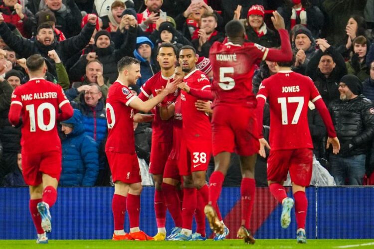 RAIH KEMENANGAN— Liverpool meraih kemenangan penting atas Newcastle United dalam lanjutan Premier League, Selasa (2/1) dini hari WIB di Stadion Anfield. The Reds menang 4-2 dan kukuh di puncak klasemen sementara.