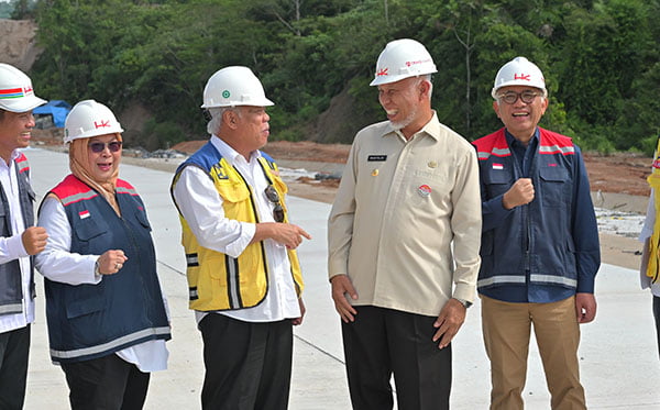 Menteri PUPR Targetkan Tol Padang-Sicincin Tuntas Juli 2024, Perjuangan Gubernur Sumbar Membangun Infrastruktur Strategis Membuahkan Hasil 1 PEMBANGUNAN TOL— Menteri PUPR Basuki Hadimuljono didampingi Gubernur Sumbar, Mahyeldi Ansharullah, mengunjungi lokasi pembangunan jalan tol ruas Padang-Sicincin,
Kamis (11/1).