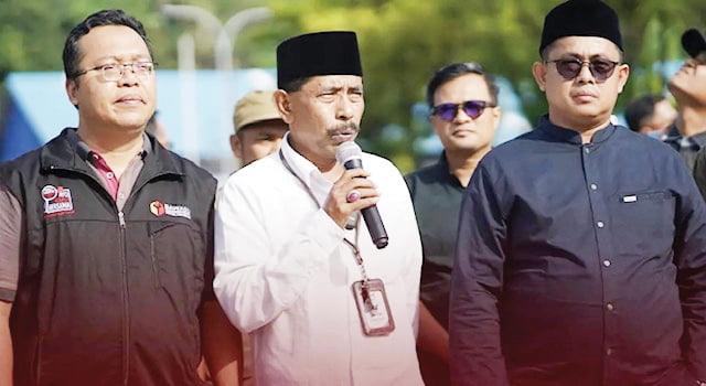 BERI KETERANGAN— Ketua KPU sumbar Surya Elfitrimen (tengah) saat memberikan keterangan kepada awak media.