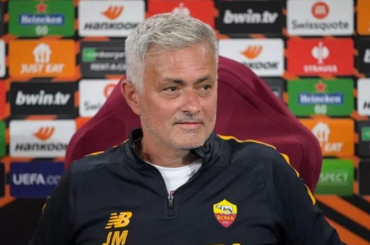 DIPECAT— Pelatih berpengalaman asal Portugal, Jose Mourinho, secara resmi dipecat oleh klubnya saat ini, AS Roma. Berita pemecatan The Special One, julukan Jose Mourinho, diumumkan melalui media resmi AS Roma, pada Senin sore (16/1).