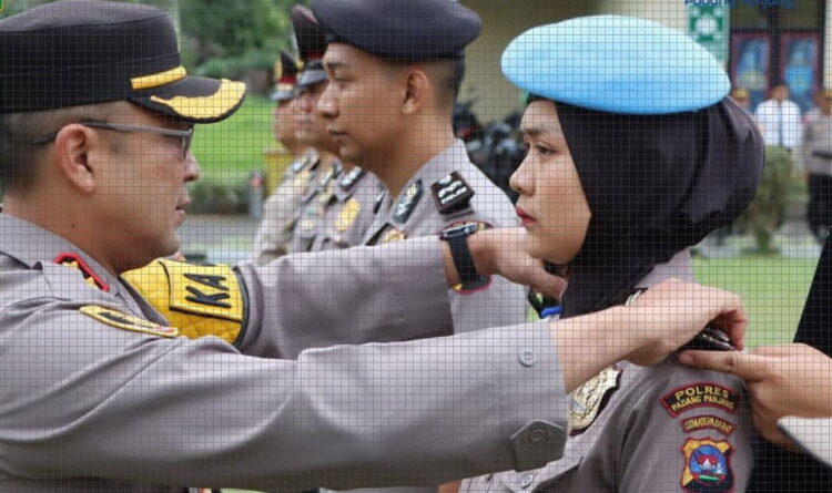 UPACARA KENAIKAN PANGKAT— Kapolres Padang Panjang  AKBP. Donny Bramanto, SIK memimpin pelaksanaan Upacara Kenaikan Pangkat Personel Polres Padang Panjang Periode 1 Januari 2024, Minggu  (31/12) di halaman Mapolres.