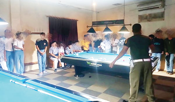 MAIN BILIAR— Puluhan pelajar dengan masih memakai seragam sekolah, kedapatan tengah asyik bermain biliar saat petugas Satpol PP melakukan razia, Rabu (3/1) pagi.