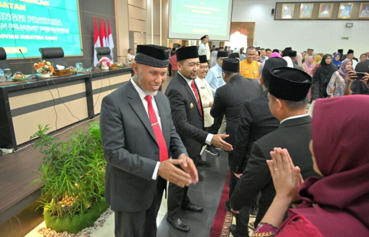 Usai Nonjob, Mantan Dirut RSUD Rasidin Hijrah ke Pemprov, Dr Herlin Dilantik jadi Kadis P3APPKB Sumbar 1 PELANTIKAN— Gubernur Sumbar Mahyeldi dan Wakil Gubernur Audy Joinaldy, memberikan ucapan selamat kepada para pejabat OPD yang dilantik, Jumat (5/1) lalu, di Auditorium Gubernur.