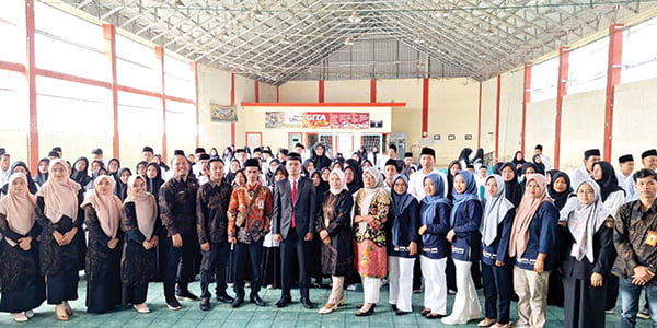 MONITORING— Anggota Bawaslu Sumbar, Febrian Bartez saat melakukan monitoring ke Bawaslu Tanah Datar.