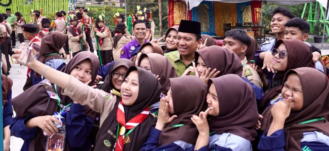 pj sonny bersama anmak anak pramuka saat kunjungannya kamarin
