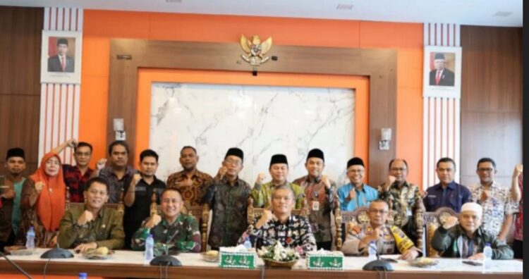 BERSAMA—Penjabat Walikota Pariaman, Roberia berfoto bersama saat rapat persiapan pembentukan Komite Daerah Ekonomi Keuangan Syariah