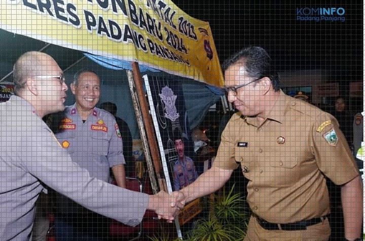 TINJAU POSPAM— Pj Wali Kota Padang Panjang Sonny Budaya Putra, mengunjungi Pos Pelayanan Natal dan Tahun Baru (Nataru), Minggu (31/12) malam jelang pergantian tahun, di samping Gedung M. Sjafei.