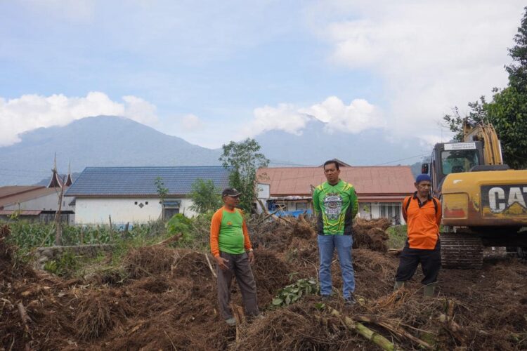 PEMBERSIHAN LAHAN—Pj Wako Sonny melihat langsung proses pembersihan lahan untuk pembangunan mushalla, di RT 14 Kelurahan Silaing Bawah (Silba), Minggu (14/1).