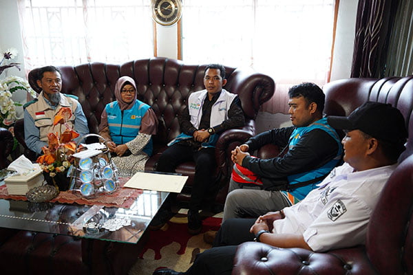 YBM PLN Santuni Warga Terdampak Banjir Bandang Surian 1 SANTUNI WARGA--PLN UP3 Solok melalui YBM PLN UP3 Solok berkunjung ke Kantor Wali Nagari Surian, santuni warga terdampak banjir.