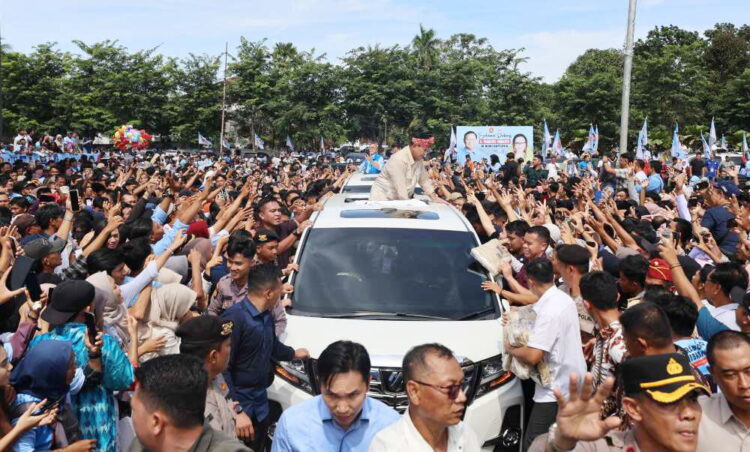 Prabowo Tegaskan Tak akan Gentar dengan Koruptor 1 DISAMBUT ANTUSIAS— Prabowo Subianto disambut antusias masyarakat saat menghadiri acara Konsolidasi Relawan Prabowo-Gibran Provinsi Bengkulu yang digelar di Balai Buntar, Bengkulu, Kamis (11/1).