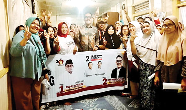 SOSIALISASIKAN PRABOWO-GIBRAN— Caleg DPRD Kota Padang dari Partai Gerindra Dapil Padang 5 (Padang Selatan dan Padang Timur) Rachmad Wijaya berkampanye di Rawang. Sekitar seratusan orang mengikuti sosialisasi Rachmad Wijaya dan Capres nomor urut 2 Prabowo dan Gibran.