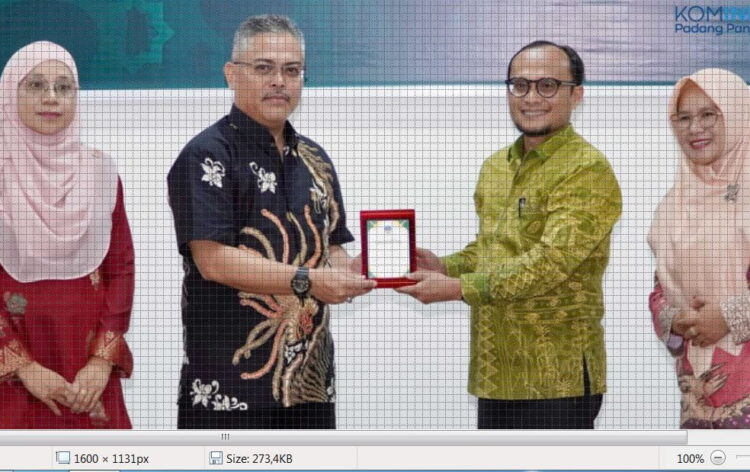 Kerja Sama Program GCE, MPSM Gombak Selangor Kunjungi Padang Panjang 1 BERTUKAR CENDERA MATA— Rombongan yang dipimpin SI Partners Plus Pejabat Pendidikan Daerah, Jefree Bin Dollah Humaira, disambut Penjabat (Pj) Sekdako, Dr. Winarno, M.E, Kamis (4/1) di Pendopo Rumah Dinas.