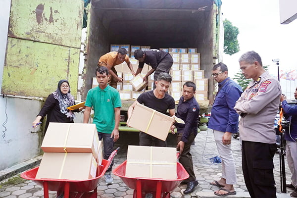 KPU Padang Panjang Terima Logistik Surat Suara Pemilu 2024 1 LOGISTIK PEMILU— KPU Kota Padang Panjang menerima logistik surat suara untuk Pemilu 2024. Terdiri dari enam item kategori dengan total jumlah sebanyak 222.225 lembar yang bertempat di Kantor KPU, Guguk Malintang, Kecamatan Padang Panjang Timur, Sabtu (13/1).