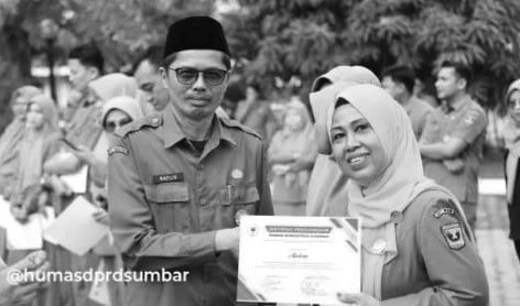PENGHARGAAN--Sekretaris Dewan H. Raflis, memberikan Penghargaan “Bintang DPRD”  kepada sejumlah staf atas keberhasilan dalam Pendamping Kedewanan untuk kegiatan Sosialisasi Peraturan Daerah (Sosper) Tahun 2023.