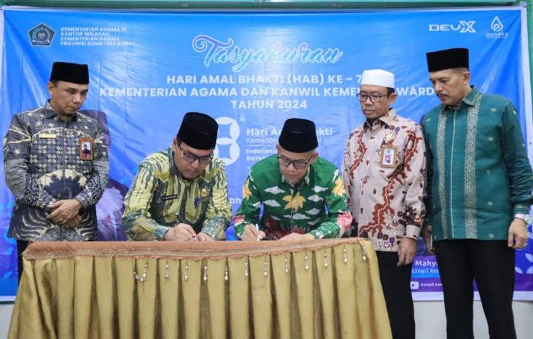 tanda tangani--Ketua BWI (Badan Wakaf Indonesia) Sumatera Barat, Japeri dan Kepala Kantor Wilayah (Kanwil) Kementerian Agama (Kemenag) Provinsi Sumatera Barat (Sumbar), Mahyudin tanda tangani nota kesepahaman.