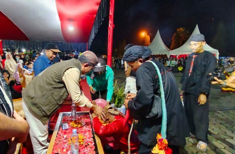 Malam HUT Pasbar Ke-20, Wabup Risnawanto Apresiasi Penampilan Kesenian Kuda Kepang 1 ATRAKSI KUDA KEPANG— Sebelum tampil para pemain kuda kepang Tri Tunggal dari Jorong Mulyorejo, Nagari Desa Baru Ranah Batahan, sungkem kepada Wabup Pasbar Risnawanto, di halaman kantor Bupati Pasbar, Kamis (4/1) malam.