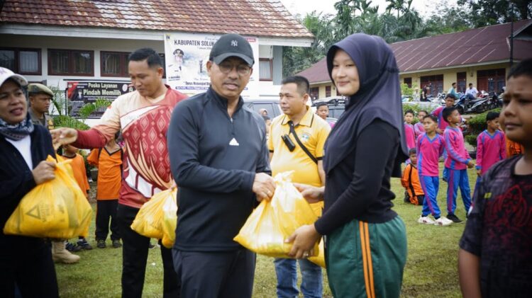 CFD di Sangir Jujuan, Masyarakat Diajak Manfaatkan PNP Lubuak Malako 1 SERAHKAN BANTUAN— Bupati Solok Selatan Khairunas saat menyalurkan bantuan pangan dan sembako dari Baznas Solok Selatan, Minggu (14/1), saat pelaksanaan CFD di halaman kantor Camat Sangir Jujuan.