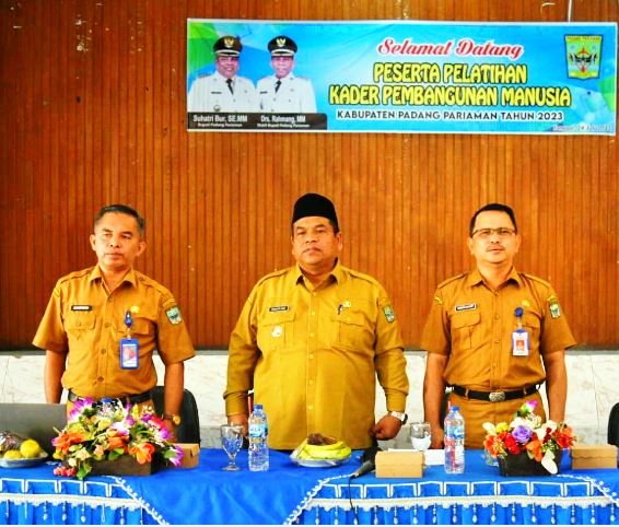 TUNTASKAN DESA TERTINGGAL— Kepala DPMD Pemkab Padangpariaman, Hendri Satria, Bupati Padangpariaman Suhatri Bur saat rapat pembahasan penuntasan desa tertinggal, yaitu Nagari Sungai Buluah Timur, Kecamatan Batang Anai.