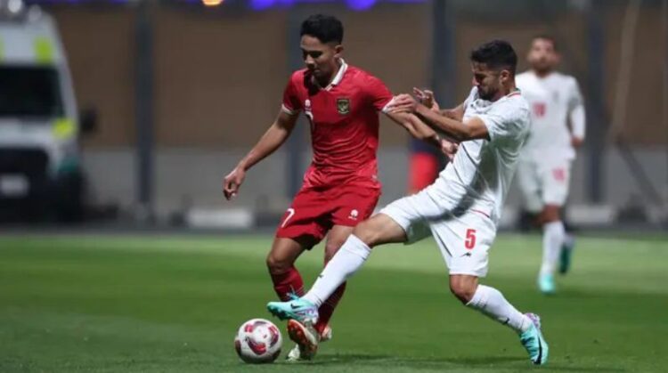 BEREBUT BOLA— Gelandang Timnas Indonesia, Marselino Ferdinan berebut bola dengan bek Timnas Iraq, Milad Mohammadi pada laga uji coba terakhir jelang piala Asia 2023, di Al Rayyan Training Ground, Qatar Selasa (9/1) malam WIB.