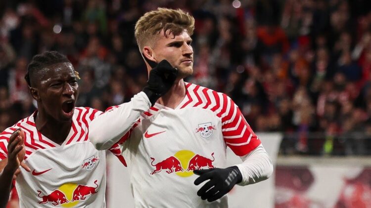 Sempat Digosipkan ke MU, Timo Werner Merapat ke Tottenham 1 TRANSFER— Penyerang RB Leipzig Timo Werner sempat dikabarkan diincar Manchester United. Namun, pemain Jerman itu kini justru ke Tottenham Hotspur.
