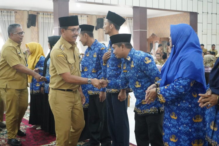 Bupati Solok Selatan H Khairunas Lantik Kepala Sekolah 1 SELAMAT—Bupati Solok Selatan H Khairunas salami para pejabat baru kepala sekolah yang baru saja dilantik.