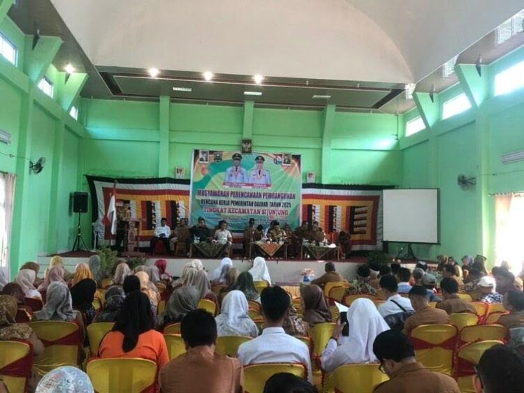 MUSRENBANG— Wakil Bupati Sijunjung Irradatillah sampaikan  saat menghadiri Musyawarah Perencanaan Pembangunan Kecamatan Sijunjung, Senin (22/1), di Kantor Camat Sijunjung.