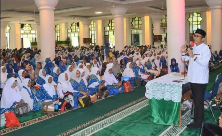 Wako Ajak Ribuan Anggota BKMT se-Sumbar Sukseskan Pemilu 1 MUHASABAH— Wako Hendri Septa memberi sambutan saat pertemuan dan muhasabah, tausiah , zikir bersama jamaah Badan Kontak Majelis Taklim (BKMT) se-Sumbar di Masjid Agung Nurul Iman, Minggu (7/1).