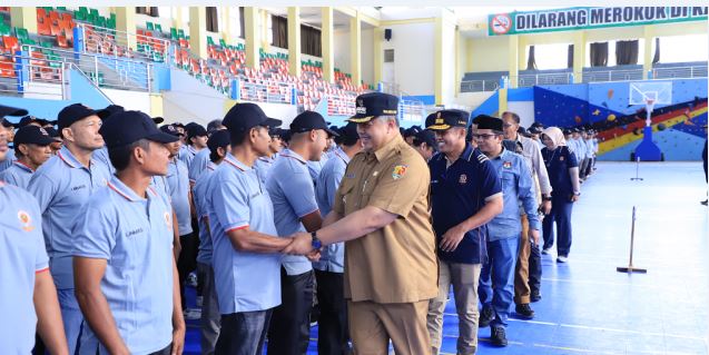 KEAMANAN PEMILU— Wako Solok Zul Elfian memberi ucapan selamat kepada anggota Satlinmas PAM Pemilu, Selasa (23/1).