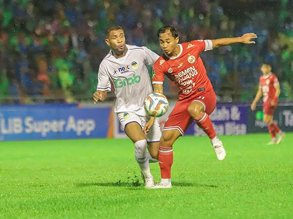 DUEL— Pemain sekaligus Kapten Tim Semen Padang FC berduel dengan pemain PSIM dalam petandingan Pegadaian Liga 2 2023/2024 Babak 12 Besar Grup X yang berlangsung di Stadion H. Agus Salim, Padang, Sabtu (6/1) yang lalu. Laga tersebut berakhir imbang dengan skor 1-1.
