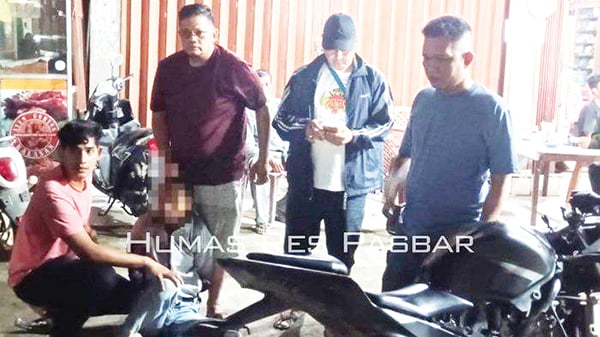 PENCURI 
MOTOR— 
Pelaku AM (34) yang terlibat kasus pencurian sepeda motor diringkus jajaran Polsek Sungai Beremas, Pasaman Barat.