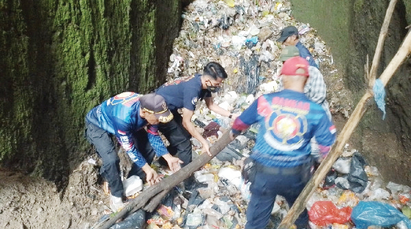 TEWAS— Jenazah pelajar SMP ditemukan tewas di dasar jurang kawasan Lapangan Ngarai Atas, Kota Bukittinggi.