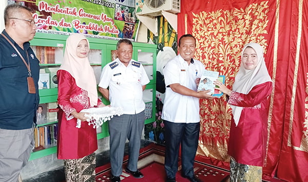 Semen Padang-Pemko Padang Resmikan Pustaka Brilian Smart di Baringin 1 PUSTAKA BRILIAN— PT Semen Padang bersama Pemko Padang meresmikan Pustaka Brilian Smart, Kelurahan Baringin, Kecamatan Lubuk Kilangan, Kota Padang, Rabu (31/1). Terintegrasi dengan TK Waladar Rasyid, pustaka ini memiliki sekitar 200 koleksi buku dari berbagai jenis.