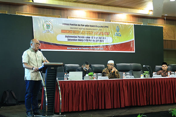 Maksimalkan Peran DPRD Sumbar di Sisa Masa Jabatan 1 MEMBUKA BIMTEK--Ketua DPRD Sumbar, Supardi membuka Bimtek pimpinan dan anggota DPRD Sumbar tentang implementasi Perpres nomor 53 tahun 2023 dan sukseskan kinerja DPRD periode 2019-2024 di Hotel Pangeran, Kota Pekanbaru, Senin (19/2).