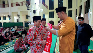 39 Jamaah Umroh Aet Travel Dilepas Bupati Benny Dwifa 1 LEPAS—Bupati Sijunjung, Benny Dwifa Yuswir didampingi Ketua TP PKK, Ny. Nedia Fitri Benny Dwifa melepas keberangkatan 39 orang jemaah umbroh AET Travel secara resmi di Masjid Agung Istiqlal Muaro Sijunjung.