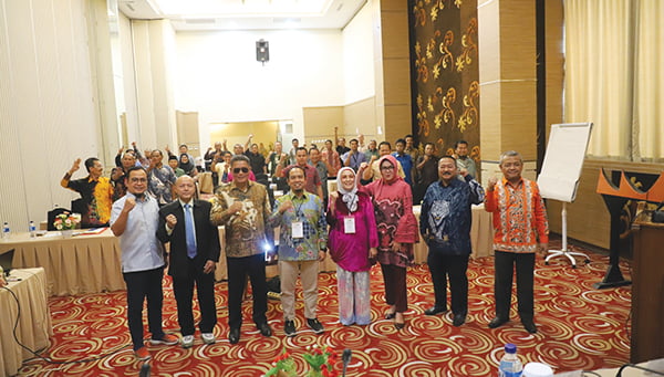 Bimtek DPRD Kota Padang Masa Sidang I Tahun 2024, Wujudkan Anggota DPRD yang Aspiratif dalam Melaksanakan Tugas Kedewanan 1 FOTO BERSAMA--Ketua DPRD Kota Padang Syafrial Kani foto bersama dengan peserta dan pemateri pada Bimtek DPRD Kota Padang Masa Sidang I Tahun 2024.