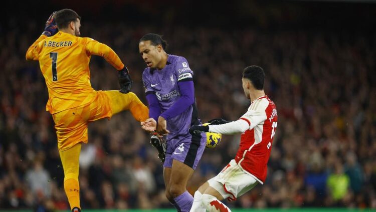 BLUNDER—  Blunder yang dilakukan Van Dijk, dan Alisson yang berbuah gol kedua Arsenal yang dicetak oleh Martinelli pada pertandingan pekan ke-23 Liga Premier Inggris 2023/24 di Emirates Stadium, Minggu (4/2).