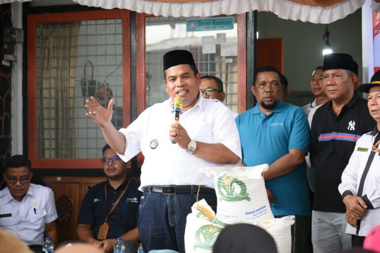 BANTUAN PANGAN— Bupati Padangpariaman Suhatri Bur, memberikan arahan sebelum menyerahkan bantuan beras kepada 29.294 Keluarga Penerima Manfaat (KPM) di Kabupaten Padangpariaman.
