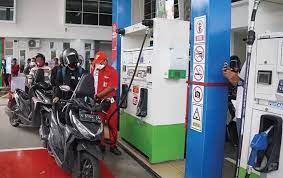 MENGISI BBM--Seorang pengendara motor sedang mengisi bensin pertalite di SPBU.