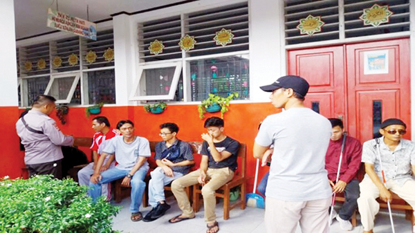 GUNAKAN HAK PILIH— Dibantu petugas pendamping, sebanyak 14 orang penyandang disabilitas dari Panti Sosial Bina Netra (PSBN) Tuah Sakato, menggunakan hak suaranya di TPS 06 dan TPS 32 Kelurahan Kalumbuk, Kecamatan Kuranji, Rabu (14/2).