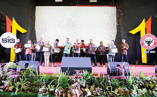 PENUTUPAN BULAN K3— Direktur Utama PT Semen Padang, Indrieffouny Indra memberi sambutan saat Seminar Bulan K3 Nasionaldengan tema Budayakan K3, Sehat dan Selamat dalam Bekerja, Terjaga Keberlangsungan Usaha, di GSG PT Semen Padang, Jumat (16/2).