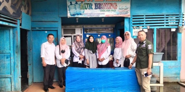 PENGAWASAN—Tim pengawas Dinas Kesehatan melakukan pengawasan di sejumlah produk pengolahan pangan.