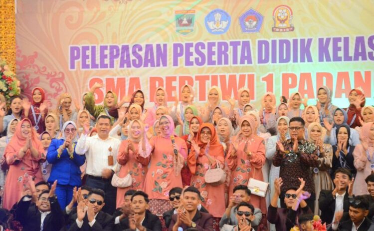 PELEPASAN SISWA— Ketua Yayasan Pertiwi Kota Padang Ny. Genny Hendri Septa, melepas 230 peserta didik kelas XII SMA Pertiwi I Padang di Gedung Convention Center UPI YPTK, Selasa (20/2).