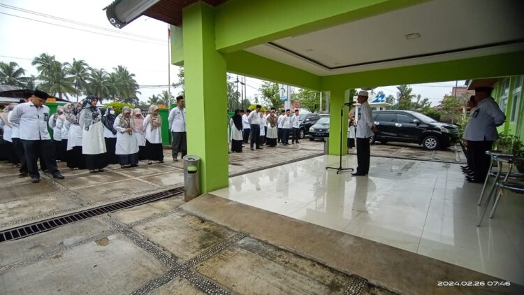 Curah Hujan Tinggi, Kemenag Ingatkan Untuk Waspada 1 Apel pagi di jajaran Kemenag Tanahdatar. (chandra antoni)