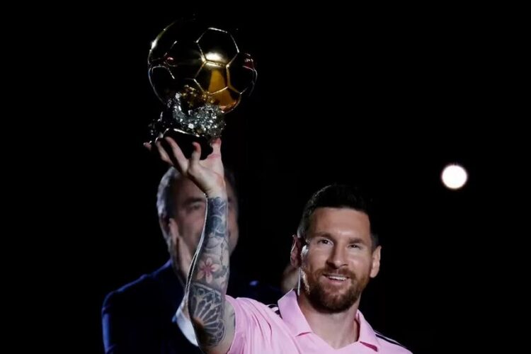 BALLON D’OR— Lionel Messi ketika mengangkat penghargaan Ballon d’Or yang diterimanya tahun ini. Ia juga dinobatkan sebagai atlet terbaik 2023 oleh Majalah Time.