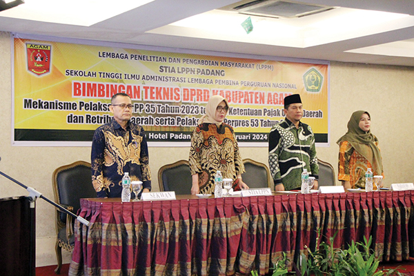 KETUA DPRD Agam Novi Irwan Ketua STIA LPPN Padang Ir. Yenni Jufri, M.Si, Anggota DPRD, serta Sekretaris DPRD Villa Erdi, S.Sos, M.Si saat saat mengikuti Bimtek PP 35 Tahun 2023 dan Perpres 53 Tahun 2023.