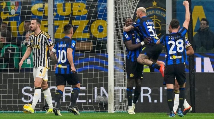 Kalahkan Si Nyonya Tua, Nerazzurri Makin Nyaman di Puncak 1 DERBY D’ITALIA— Pertandingan bertajuk Derby d’Italia tersaji pada pekan dua puluh tiga Liga Italia 2023/24 yang mempertemukan Inter Milan vs Juventus. Pertandingan yang diselenggarakan di Stadion Giuseppe Meazza pada Senin (5/2) dini hari tadi berakhir dengan kemenangan tipis Inter Milan dengan skor 1-0.