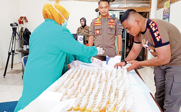 JALANI TES URINE— Kasatpol PP Kota Padang, Chandra Eka Putra mengecek pelaksanaan tes urine yang dilakukan tim medis dari RSUD Rasidin, di Mako Satpol PP, Senin (5/2).