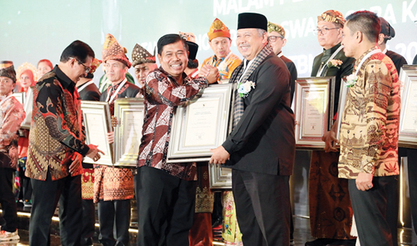 WALIKOTA Solok menerima penghargaan Swasti Saba Wiwerda tahun 2023 dari Kementerian Kesehatan RI.