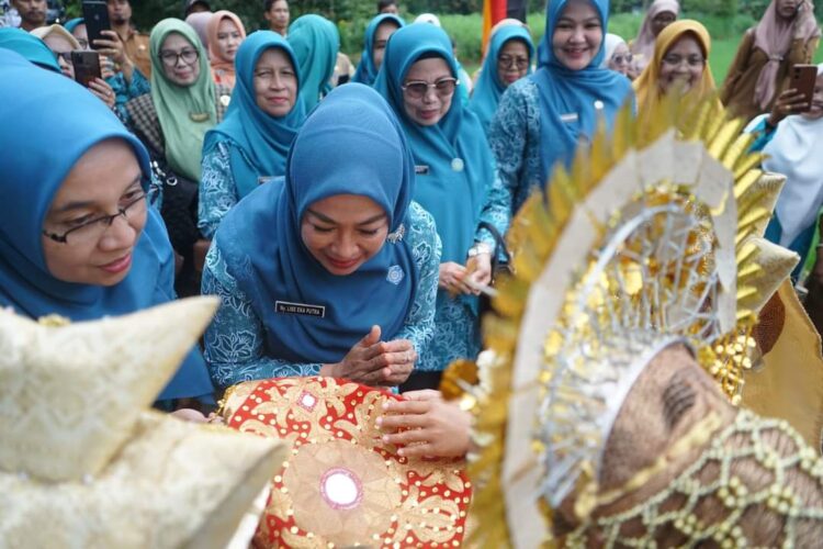 Masuk 7 Besar, Dasawisma Matahari 28 Diverifikasi Tim Provinsi 1 Ketua TP-PKK Tanahdatar Ny.Lise Eka Putra disambut panitia. (chandra antoni)